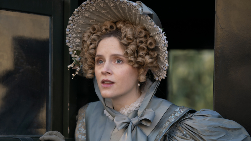   Sophie Rundle, Gentleman Jack'te mavi bir elbise ve dantelli boneyle Ann Walker rolünde. Beyefendi Jack bir