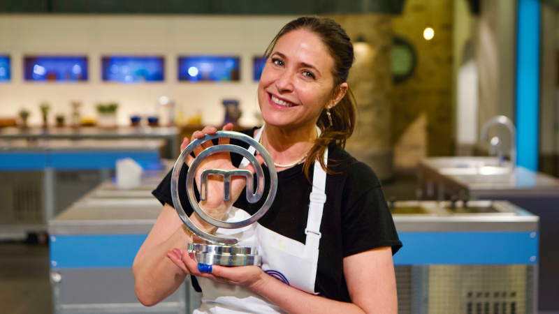   Lisa Snowdon drží trofej Celebrity MasterChef