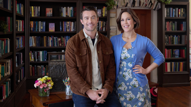   Robert Buckley ve Erin Krakow Kör Randevu Kitap Kulübü'nde