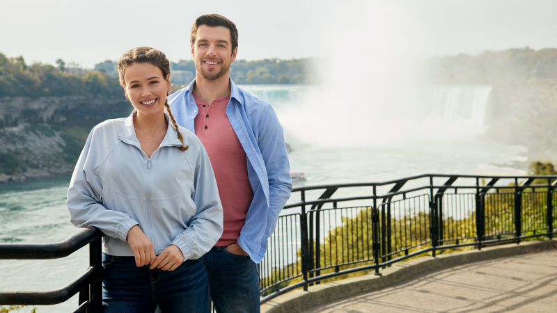   Niagara'da Aşık Olmak filminde Jocelyn Hudon ve Dan Jeannotte