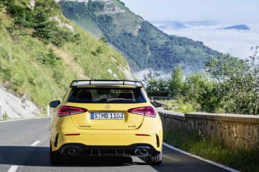 Mercedes-AMG A 35 (W177), slnečno žltá, kombinovaná spotreba paliva: xxx l / 100 km, kombinované emisie CO2: xxx g / km // Mercedes-AMG A 35 (W177), žltá, kombinovaná spotreba: xxx
