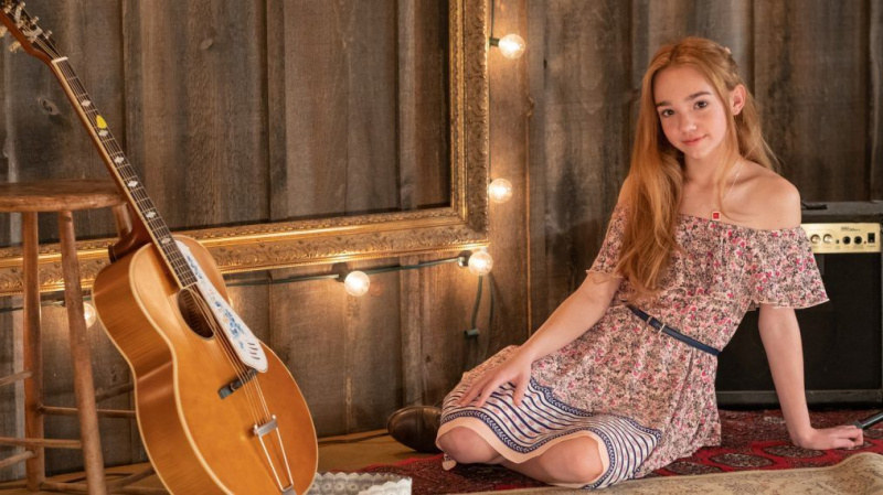 Social Media Music Sensation Ruby Jay nel ruolo di Holly Hobbie di Hulu