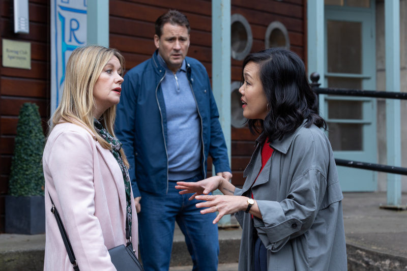   Kunnia Tonyn kanssa's wife Diane as Tony hovers in the background in Hollyoaks.