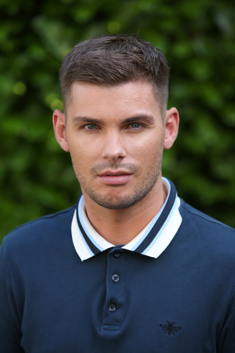  Ste Hay v Hollyoaks hrá Kieran Richardson.