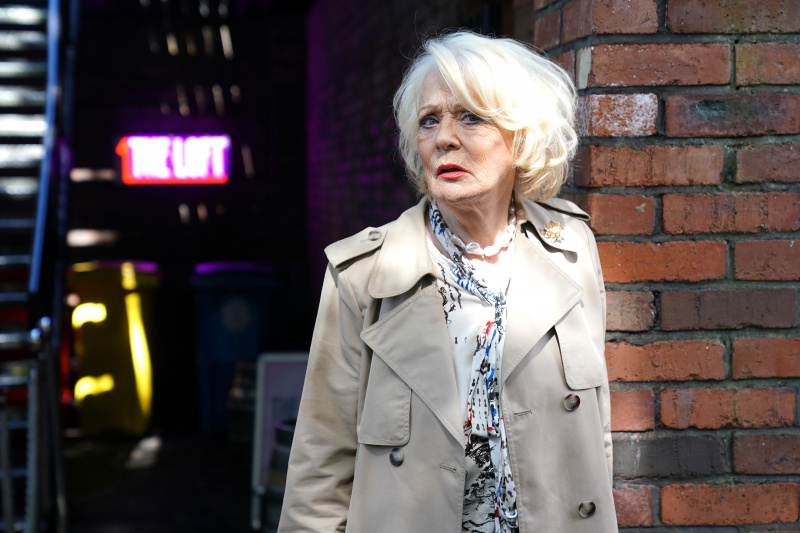   Martha Blake'i Sherrie Hewson canlandırıyor.