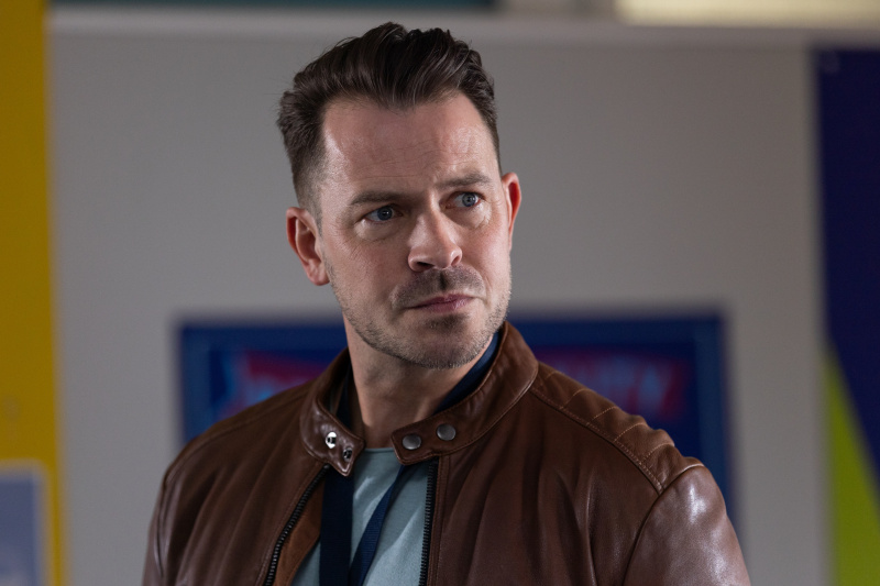 Hollyoaks spoilery: PREPÁČTE! Darren Osborne má pre Ethana zlú správu