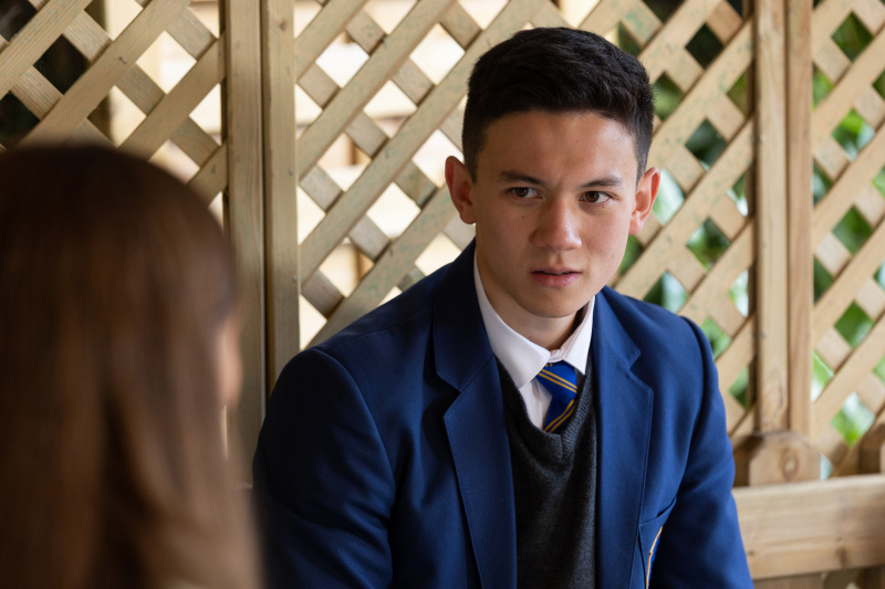   Maxine sa snaží dostať k narušenému Masonovi v Hollyoaks.