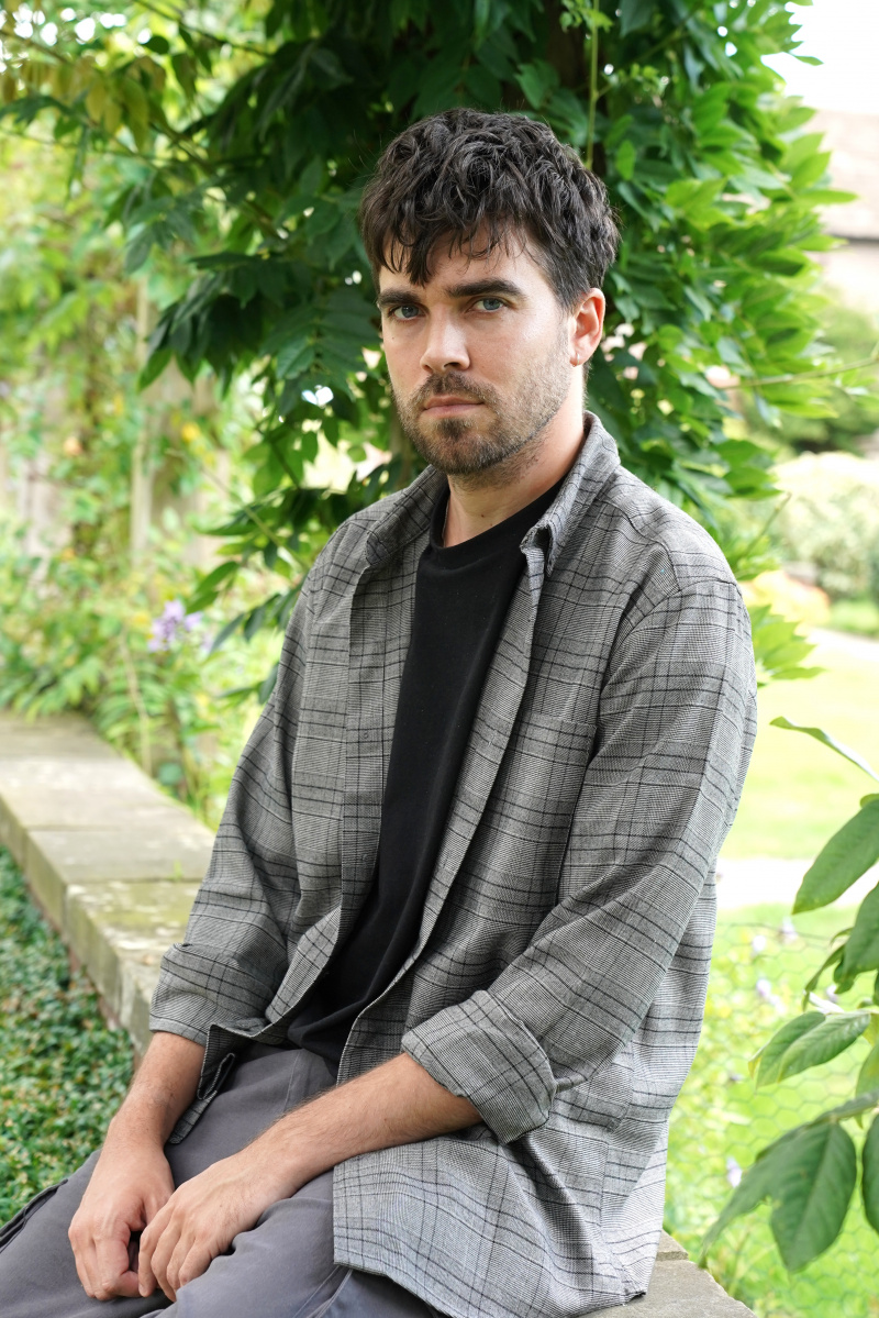  Brent dans Hollyoaks joué par Jesse Fox.