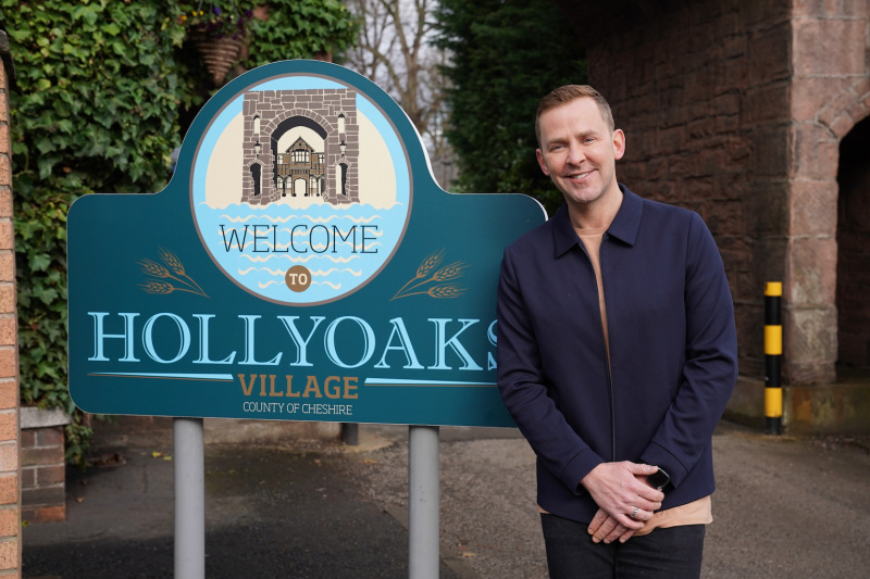   Scott Mills în Hollyoaks.