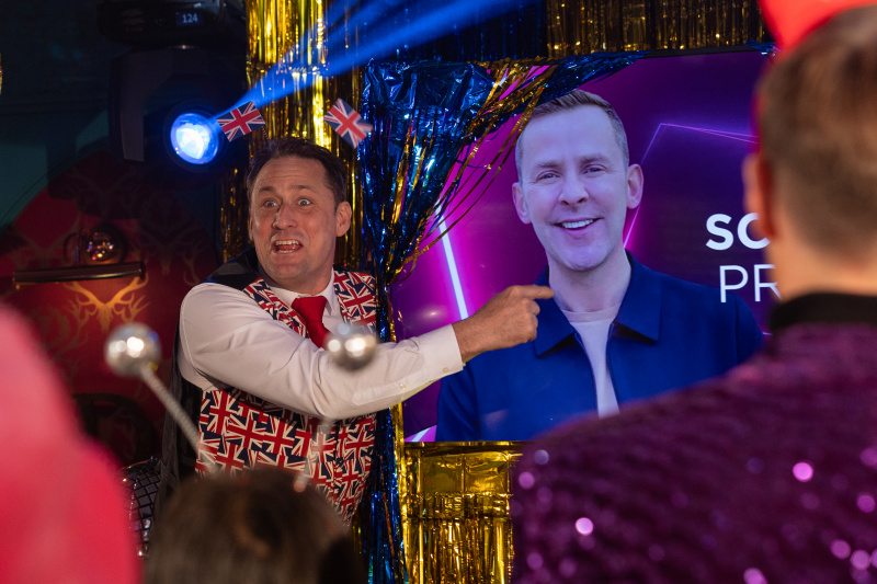   Petrecerea Eurovision începe la Hollyoaks.