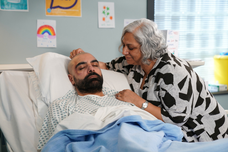 Zain, Misbah'la birlikte hastanede.