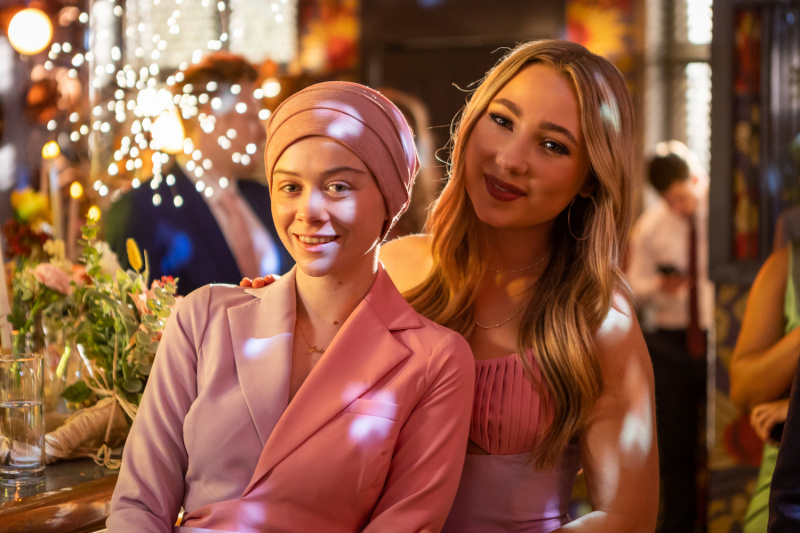   Juliet și Peri Lomax în Hollyoaks.