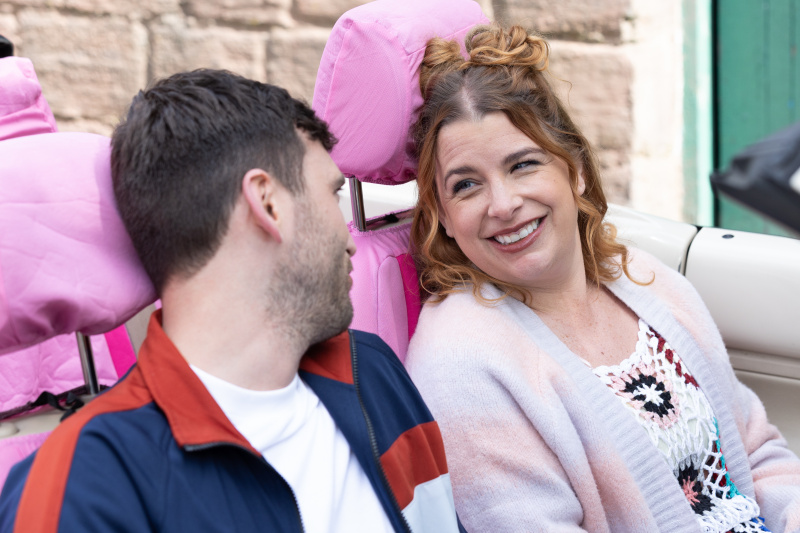   Zara Morgan และ Damon Kinsella ใน Hollyoaks