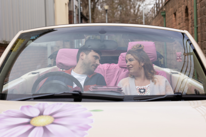   Damon Kinsella และ Zara Morgan ใน Hollyoaks