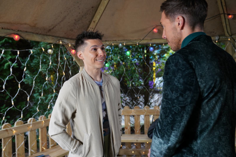   Ο Scott Drinkwell με τον Juan στο Hollyoaks.