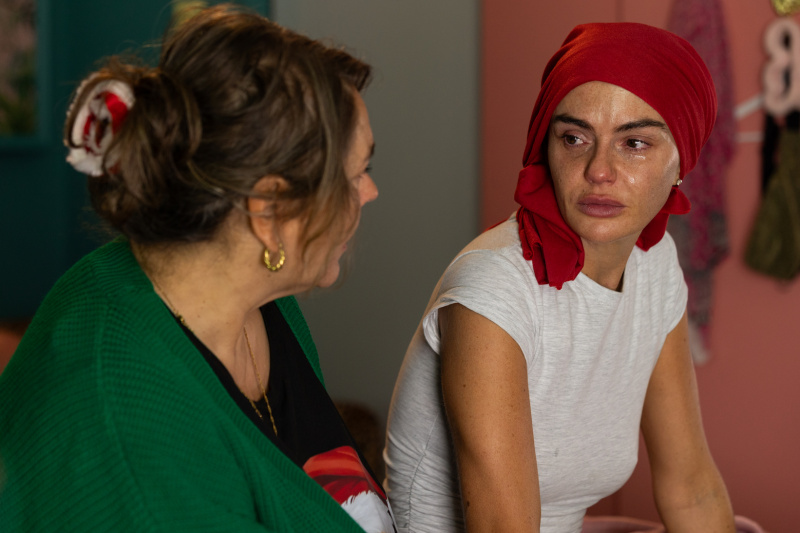   Myra ve Mercedes konuşuyor.