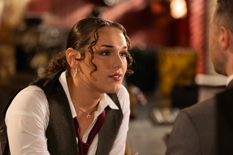   Kitty Draper praat met Carter Shepherd.