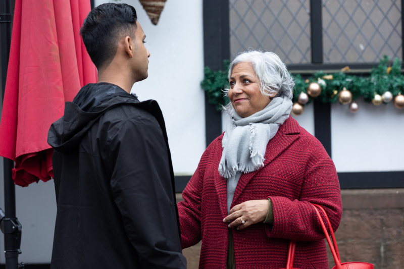  Misbah Maalik er utrolig bekymret for sønnen sin, Imran (til venstre) i Hollyoaks.