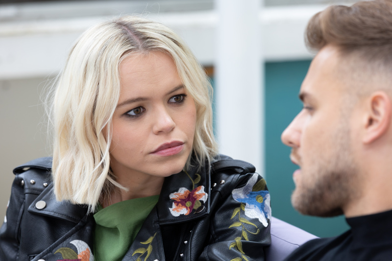   Dilly Harcourt räägib Hollyoaksis Ethan Williamsiga.