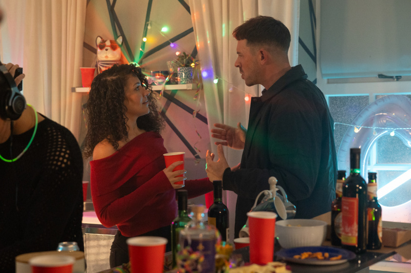 Hollyoaksのネタバレ：疑わしいDarren OsborneはKat Omariに立ち向かう！
