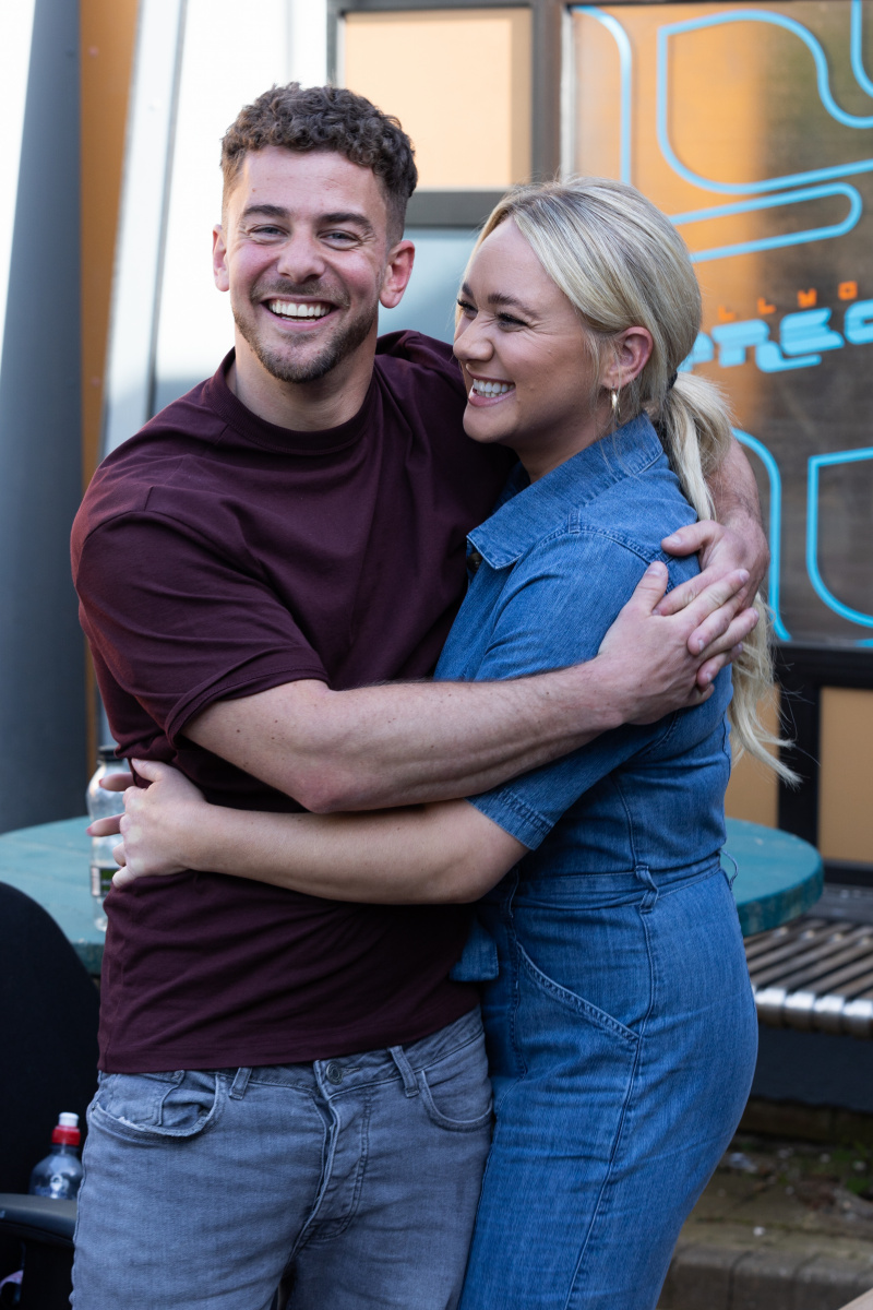   Η Leela Lomax και ο Joel Dexter στο Hollyoaks.