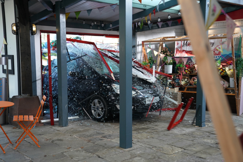  Accidentul de mașină i-a provocat pagube groaznice lui Cindy's business site.