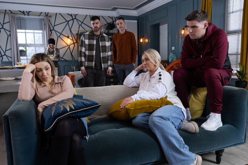   Donna-Marie och hennes familj i Hollyoaks.