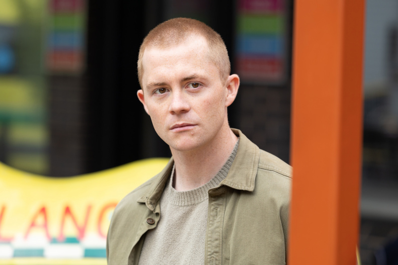   Maxine bando sugauti Eriką Fosterį (aukščiau) Hollyoaks mieste.