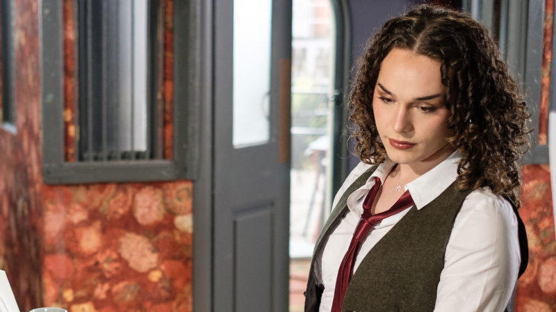   Die geheimnisvolle Neuankömmling Kitty birgt in Hollyoaks Geheimnisse aus ihrer Vergangenheit