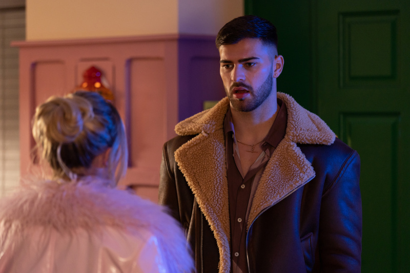   Theresa forteller en knust Romeo hun's leaving Hollyoaks.