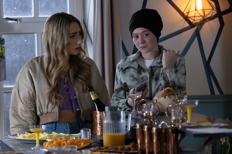   Juliet Nightingale so svojou priateľkou Peri Lomax v Hollyoaks.