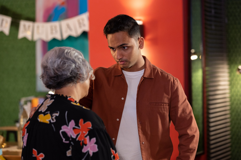   Misbah Maalik a jej syn Imran v Hollyoaks.