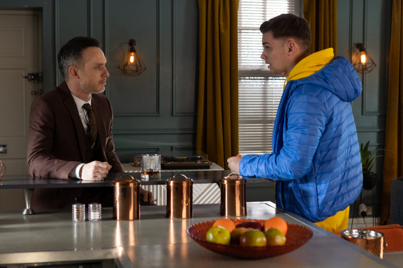   James doit avouer la vérité à Ste à Hollyoaks.