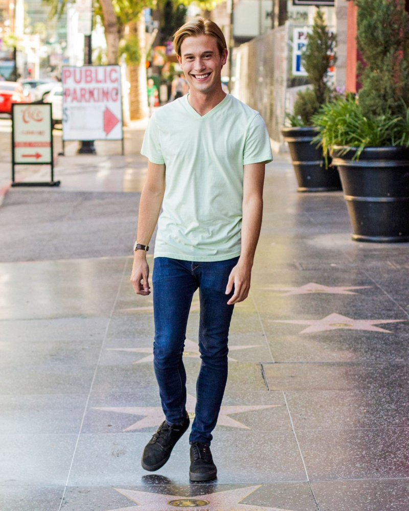 Treffen Sie Tyler Henry, den heißen New Psychic des Fernsehens, Hollywood Medium