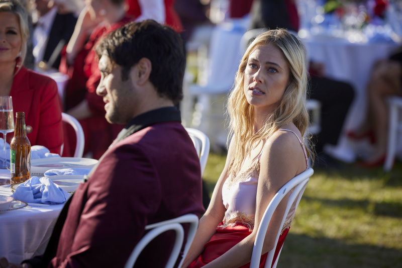   Ev ve Uzakta spoiler'ları, Tane Parata, Felicity Newman