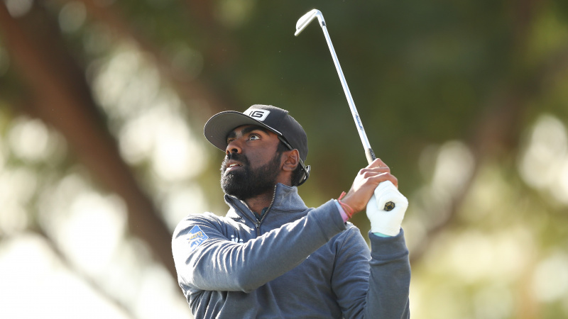   Sahith Theegala schlägt einen Golfschlag