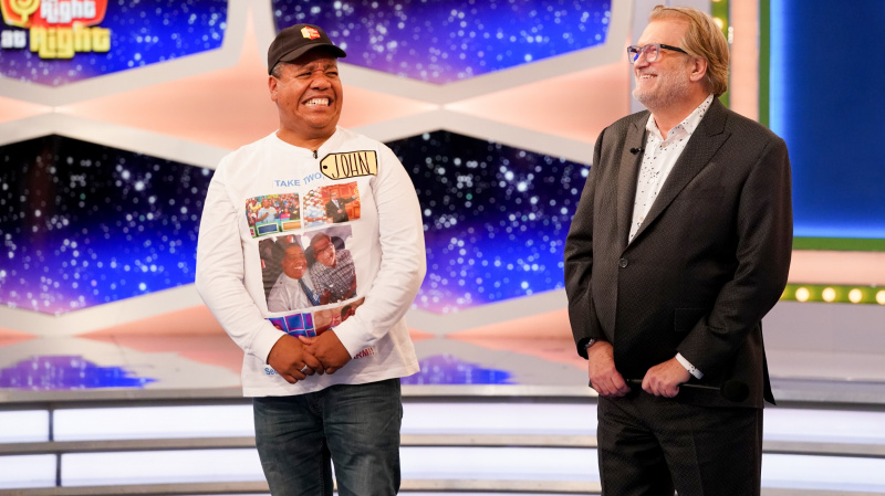   Um concorrente e Drew Carey sorrindo em The Price Is Right at Night