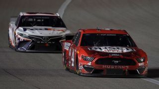 Hoe de NASCAR Bass Pro Shops NRA Night Race te bekijken?