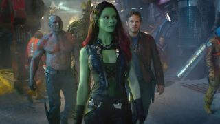 左から、ドラックス役のデイブ・バウティスタ、グルート(ヴィン・ディーゼルの声)、ガモーラ役のゾーイ・サルダナ、ピーター・クイル役のクリス・プラット