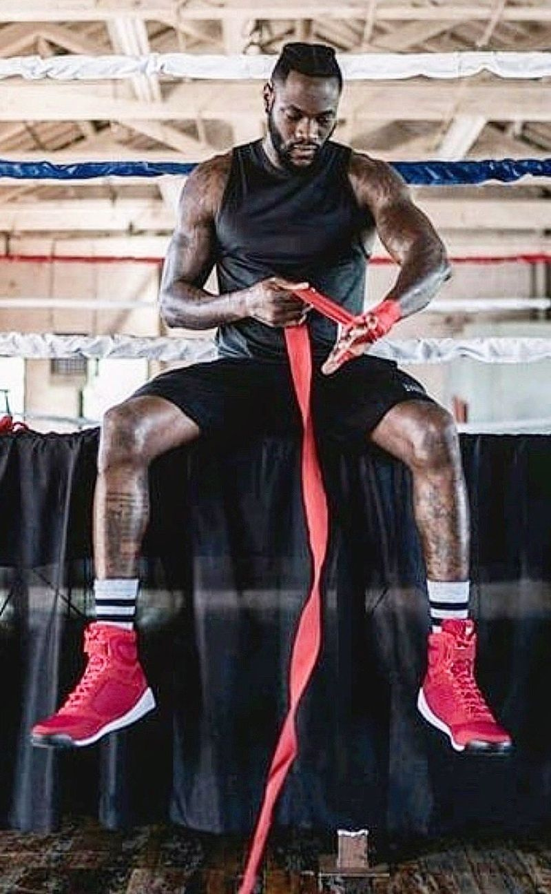 Wilder alias @Bronzebomber Twitterissä Harjoittelee käsien kietoa sormukseen