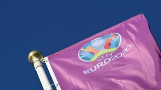 Euro 2020 -turnauksen lippu Parken Stadiumin ulkopuolella Kööpenhaminassa.