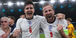 Harrys Macguire (6) und Kane (9) feiern, nachdem England Dänemark im Halbfinale der Euro 2020 besiegt hat.