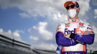 Denny Hamlin čaka na igriščih pred dirko NASCAR Cup Series Drydene 311 na Dover International Speedwayu 23. avgusta 2020.