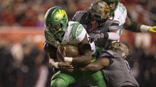 Oregono ir Jutos atsakomosios rungtynės: Oregono rinktinės gynėjas Anthony Brownas jau pirmajame žaidime kovoja su Vonte Davis iš Jutos Utes.