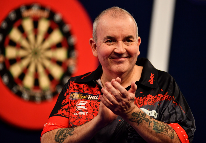   Phil Taylor feiert seinen Sieg in der dritten Runde gegen Keegan Brown während der William Hill PDC World Darts Championships 2018