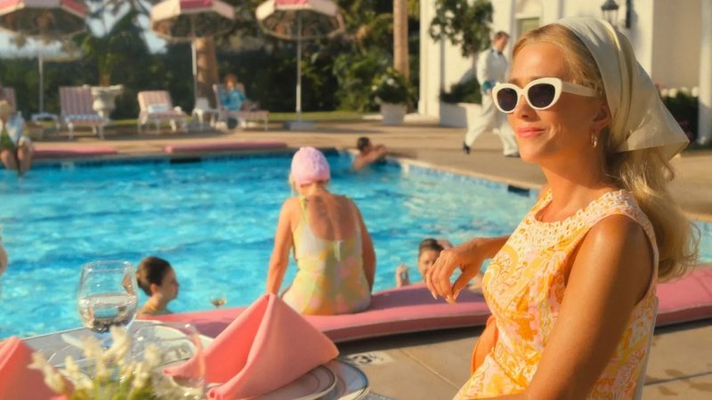   Кристен Уиг у бассейна в Palm Royale
