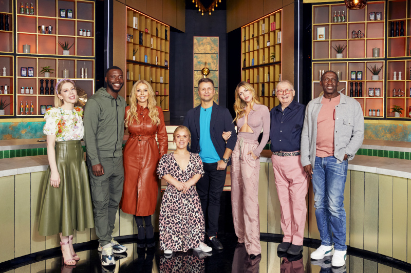  Οι διασημότητες της σειράς Cooking With The Stars 4 σε μια ομάδα που γυρίστηκε στο στούντιο. Από αριστερά προς τα δεξιά: Katherine Ryan, Harry Pinero, Carol Vorderman, Ellie Simmons, Pasha Kovalev, Abbey Clancy, Christopher Biggins και Linford Christie