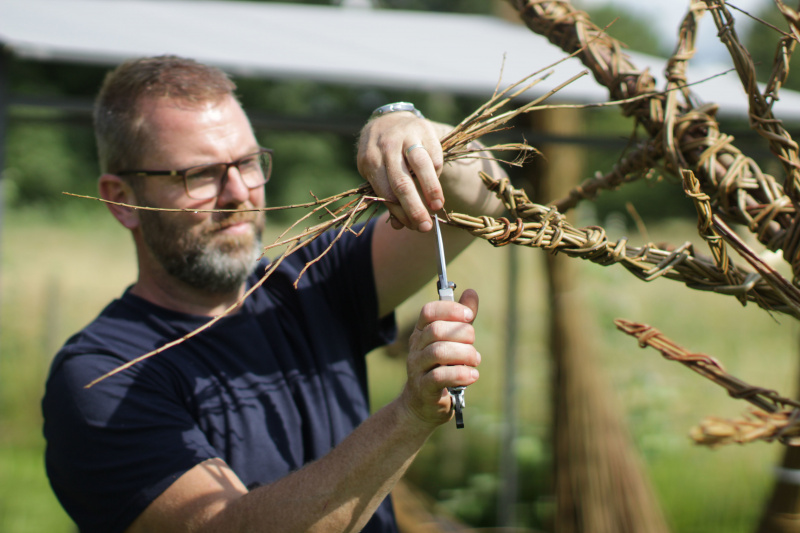  Des Gillan dela na svoji skulpturi iz vrbe v Willow Weaving Corner.