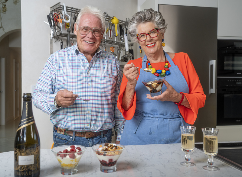   Prue Leith y su marido John Playfair en Prue Leith's Cotswold Kitchen