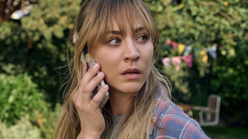  Rol Oyunu'nda Emma rolünde Kaley Cuoco telefonda konuşuyor.